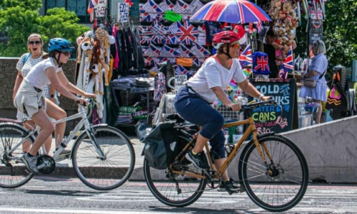 Big rise in UK weekend cycling amid calls for more investment